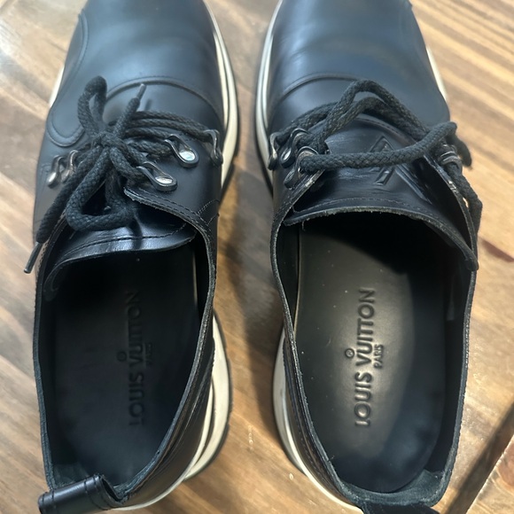 Black Sneakers with Sleek Minimalist Design - Picture 2 of 4